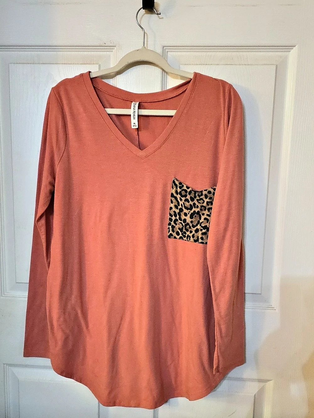 Zenana Premium Long Sleeve V-Neck Leopard Print Pocket Top Mauve XL